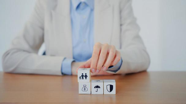 キューブを持った手元 保険業,事務職,接客業の写真素材