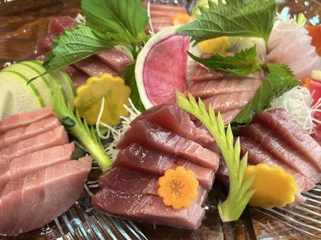 彩り豊かなお刺身盛り合わせ 彩り豊かなお刺身盛り合わせ 刺身,まぐろ,盛り合わせの写真素材