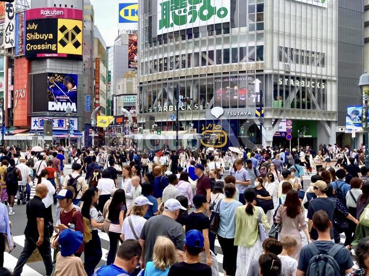 外国人旅行者が行き交う渋谷スクランブル センター街,スクランブル交差点,渋谷の写真素材