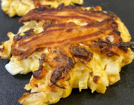 ホットプレートで作ったお好み焼き ホットプレートで作ったお好み焼きの写真