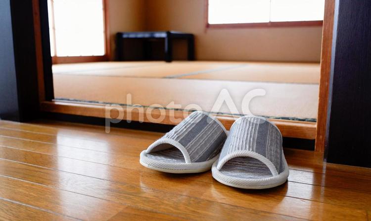 和室前でスリッパを脱ぐNo.4 スリッパ,休憩所,畳の写真素材
