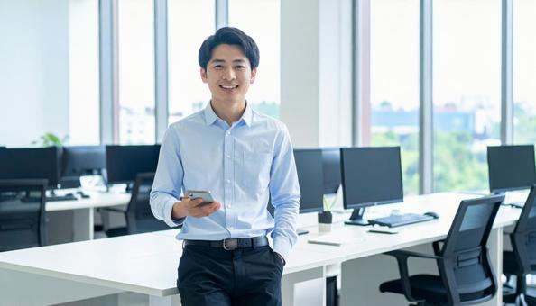 オフィスで働く日本人システムエンジニア オフィスで働く日本人システムエンジニアの写真