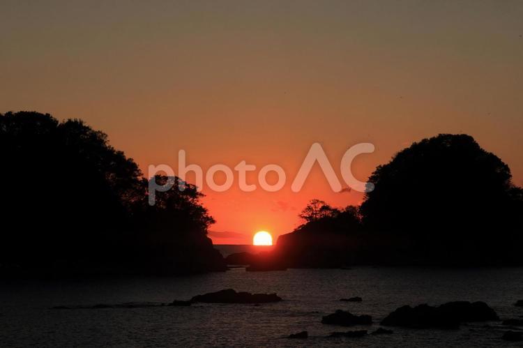 高知県咸陽島から見ただるま夕日 咸陽島,だるま夕日,夕景の写真素材