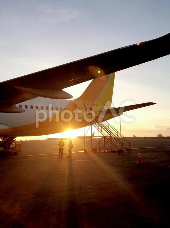 飛行機と日の出 飛行機,日の出,朝日の写真素材