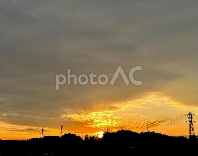 雲の間から見える夕日 雲,夕日,太陽の写真素材