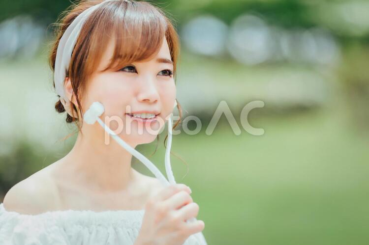 美顔ローラーを使う女性 美顔ローラー,ローラー,スキンケアの写真素材