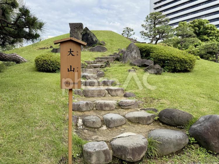 6月　旧芝離宮恩賜庭園 岩,庭石,マツの写真素材