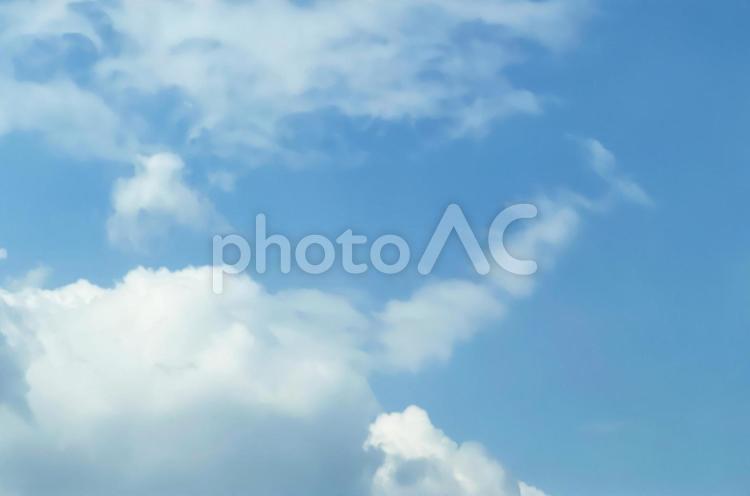 水色の空と真っ白な雲　背景素材テクスチャ 空,雲,空と雲の写真素材