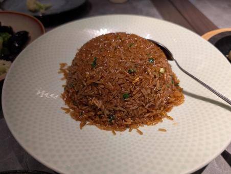 おわん型に盛ったチャーハンのお皿のアップ おわん型,盛った,チャーハンの写真素材