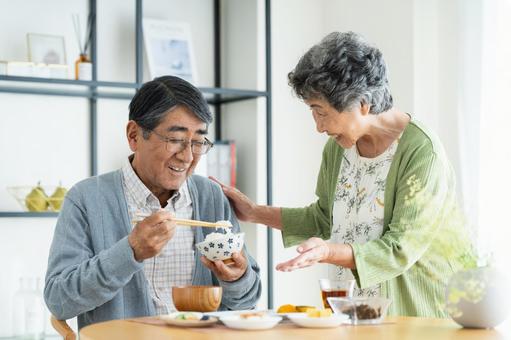 朝食を食べるシニアの夫婦 朝食を食べるシニアの夫婦 食事,シニア,高齢者の写真素材