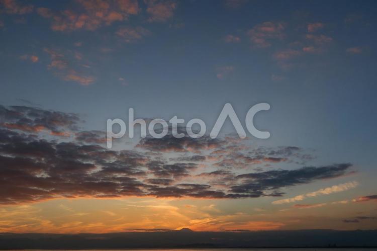 夕焼けの空と富士山 夕焼け,夕暮れ,空の写真素材