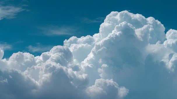 青い空に浮かぶ雄大な白い積乱雲 青い空に浮かぶ雄大な白い積乱雲の写真