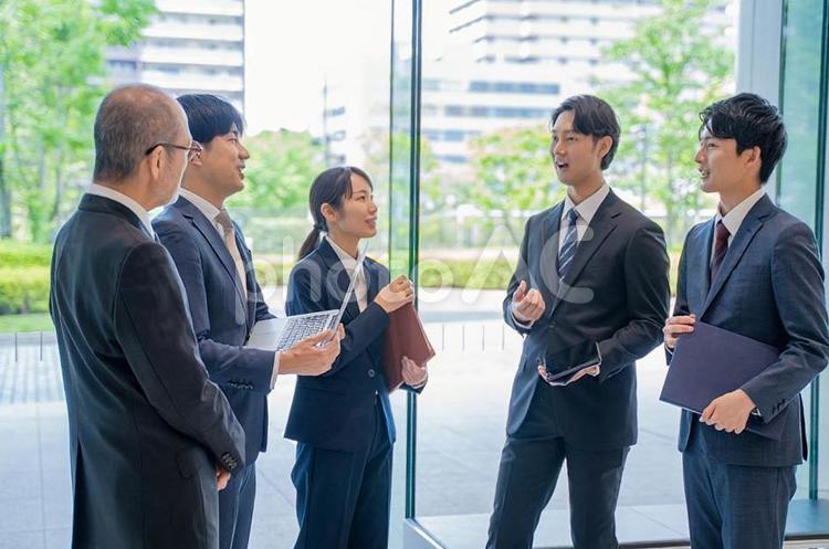 様々な世代のビジネスマンの打合せ ビジネス,男性,男女の写真素材