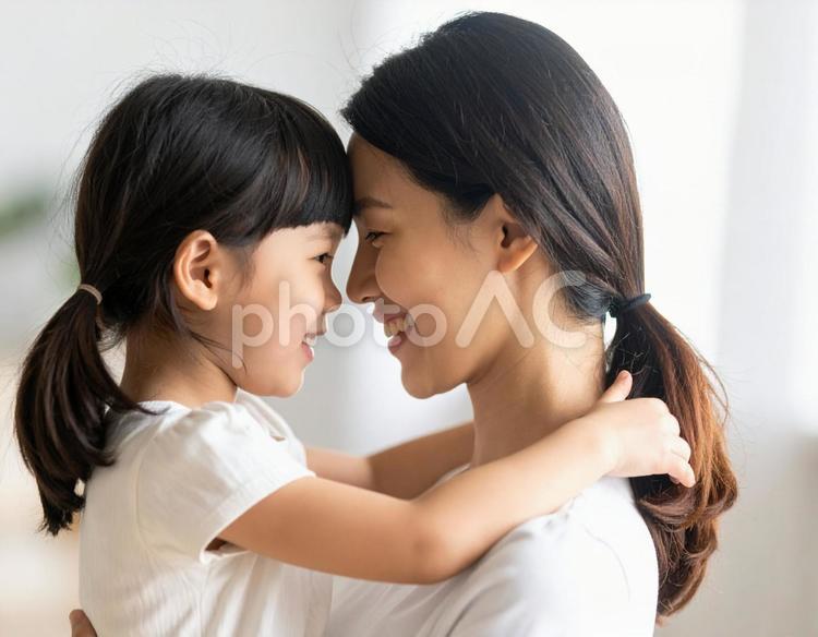 母と娘 母子,親子,ハグの写真素材