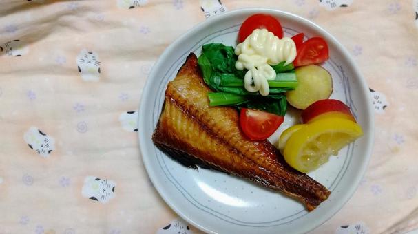 今日のおうちごはんは焼き魚 今日のおうちごはんは焼き魚 焼き魚,夕食,食べ物の写真素材