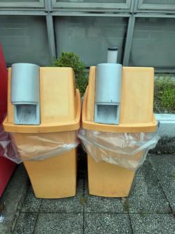 ゴミ箱 スポンジ,洗い物,洗剤の写真素材