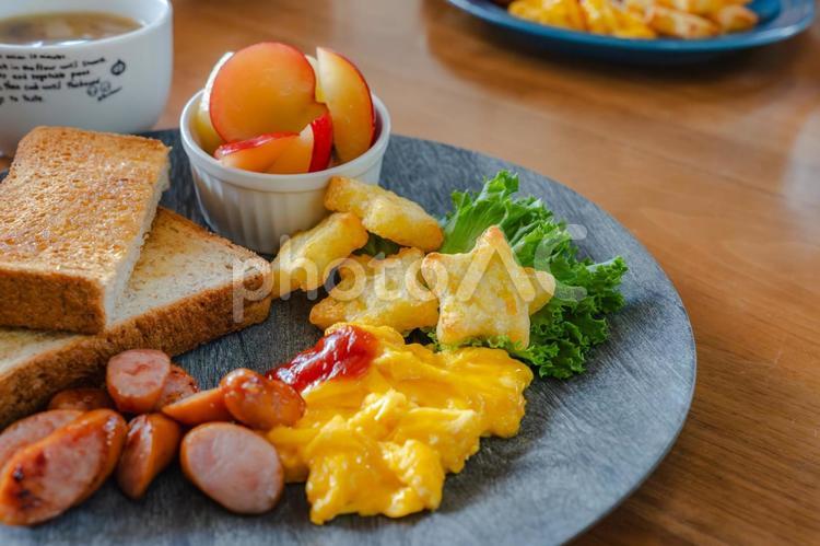 トーストと卵の朝食セット 朝食,トースト,卵料理の写真素材