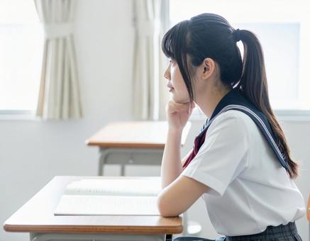 教室で勉強する女子生徒のイメージの写真