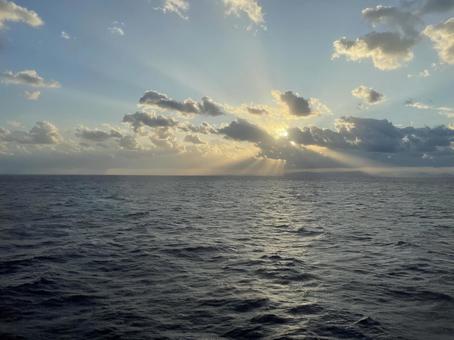 海の上の朝日 海の上の朝日 自然,海,青の写真素材