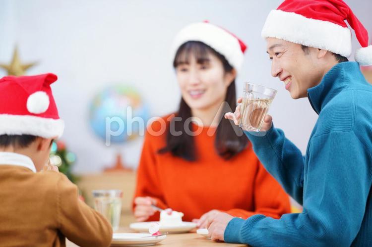 男の子を見つめながら飲み物を持っている男性 家族,人物,男性の写真素材