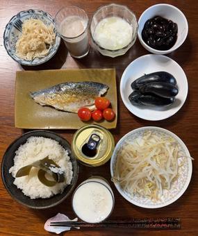 昆布ご飯と焼きさばにトマトなどの夕食 昆布ご飯と焼きさばにトマトなどの夕食の写真