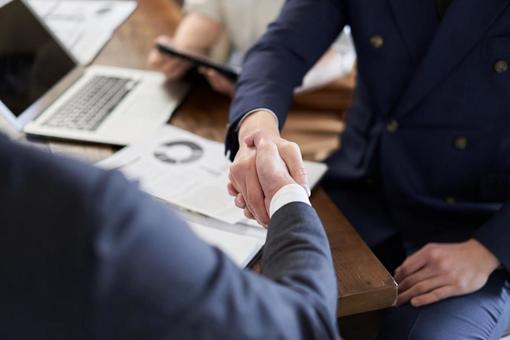 Hands of Asian businessmen shaking hands, aperto de mão, à mão, close-up, JPG