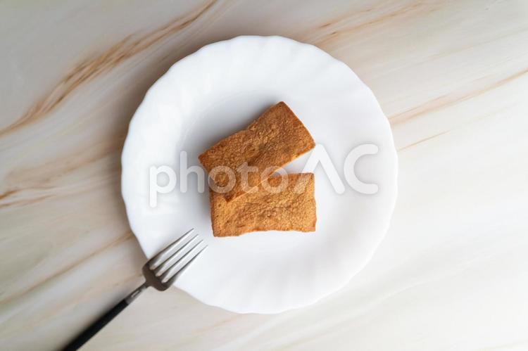 白い皿に並ぶフィナンシェ⑨ フィナンシェ,焼き菓子,スイーツの写真素材