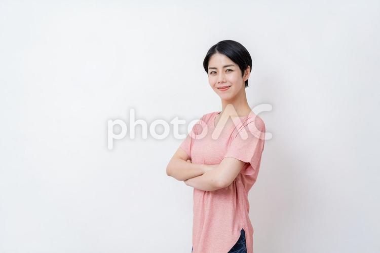 腕組みをするヨガのインストラクター。 腕組み,ヨガ,フィットネスの写真素材