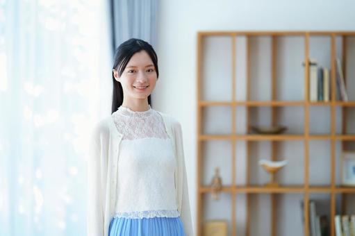 窓際で笑う白い服の日本人女性 女性,笑う,笑顔の写真素材