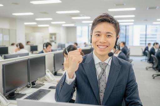 笑顔のコールセンタースタッフ 笑顔のコールセンタースタッフ 男性,ビジネスマン,スーツの写真素材