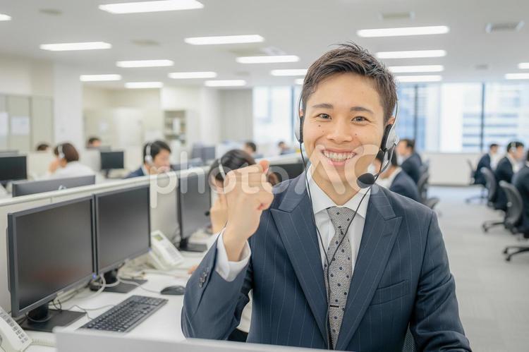 笑顔のコールセンタースタッフ 笑顔のコールセンタースタッフ 男性,ビジネスマン,スーツの写真素材