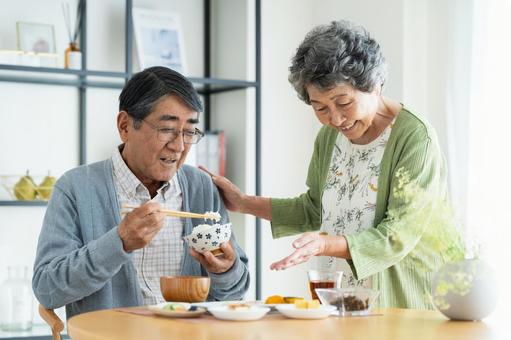 朝食を食べるシニアの夫婦 朝食を食べるシニアの夫婦 食事,シニア,高齢者の写真素材