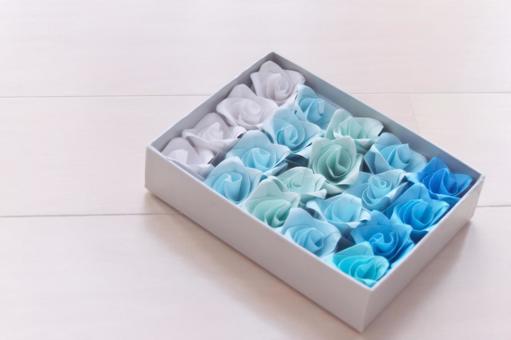 箱に詰められたブルー系の折り紙の薔薇 箱に詰められたブルー系の折り紙の薔薇 折り紙,薔薇,バラの写真素材