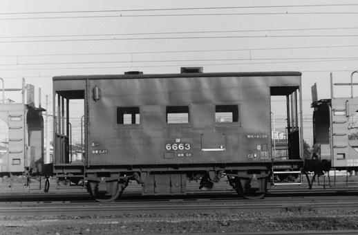 ヨ6000形車掌車（ヨ6663） 鉄道写真,鉄道車両,ヨ5000形の写真素材