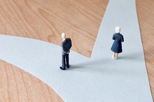 別々の道を行く高齢の男性と女性 熟年離婚,別れ,離婚の写真素材