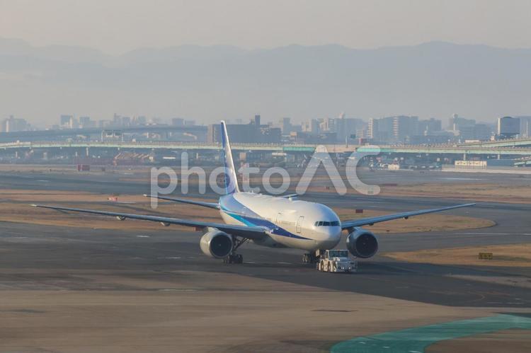 福岡空港、朝焼けのグラデーション 福岡空港,朝,飛行機の写真素材
