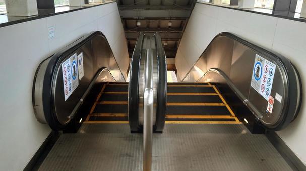 2基並んだ駅のエスカレーター 建物素材 2基並んだ駅のエスカレーター 建物素材 エスカレーター,ステップ,階段の写真素材