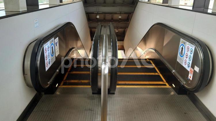 2基並んだ駅のエスカレーター　建物素材 エスカレーター,ステップ,階段の写真素材