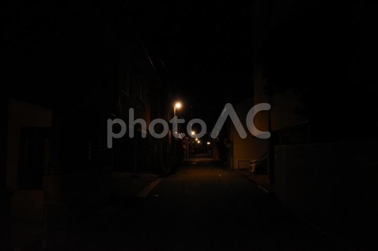 暗い夜の街並み 街並み,夜,散歩の写真素材