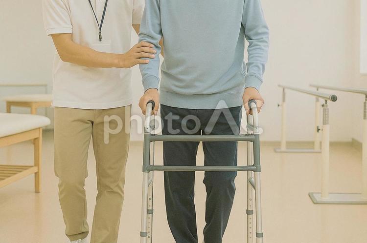歩行訓練中のシーン ai生成,人物,男性の写真素材