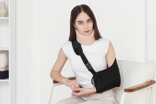 事故にあった女性 ケガ,通院,治療の写真素材