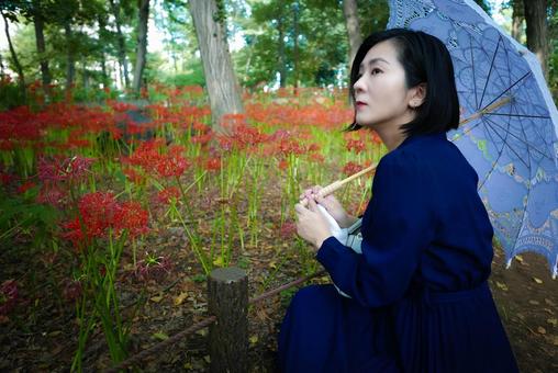 40：彼岸花を静かに眺める女性 彼岸花,ミステリアス,悲しげの写真素材