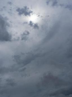うっすら太陽どんよりしたダークな曇り空 空,雲,暗いの写真素材
