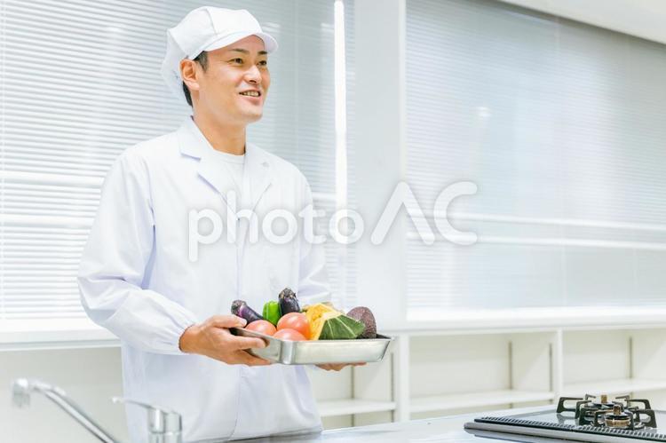 調理服を着た男性（野菜） 調理師,シェフ,料理人の写真素材