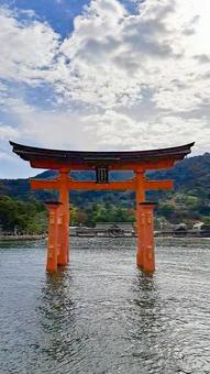 宮島 海から見た厳島神社の鳥居 宮島 海から見た厳島神社の鳥居の写真