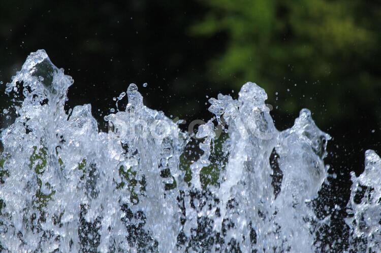 噴水の風景３　水しぶき 噴水,広場,水しぶきの写真素材
