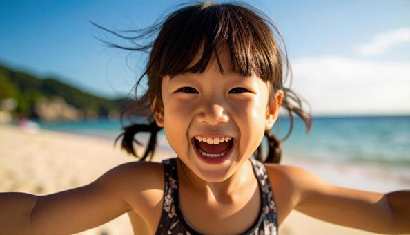 夏休み、海水浴で笑顔で遊ぶ子供 夏休み、海水浴で笑顔で遊ぶ子供の写真