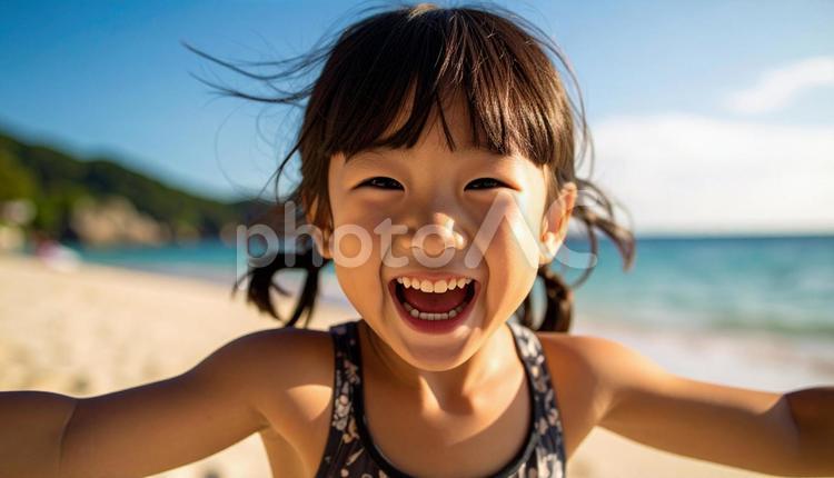 夏休み、海水浴で笑顔で遊ぶ子供 笑顔,水泳,風景の写真素材