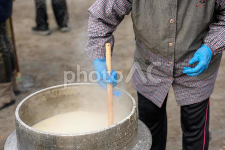 おばあちゃん手作りの温かい甘酒 甘酒,釜,鍋の写真素材