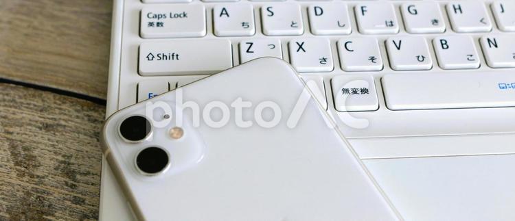 スマホとパソコン　バナー　背景素材　横長 パソコン,スマホ,バナー素材の写真素材
